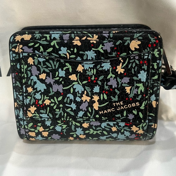 🔥🔥RARE MARC JACOBS THE SOFTSHOT MINI DITSY FLORAL WALLET (NWOT) Paid $225🔥🔥 - Picture 4 of 16